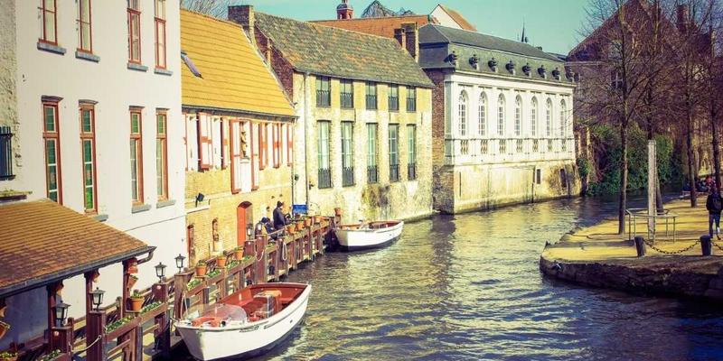 数控系统驱动未来：三维五轴激光切割设备如何重塑汽车模具行业